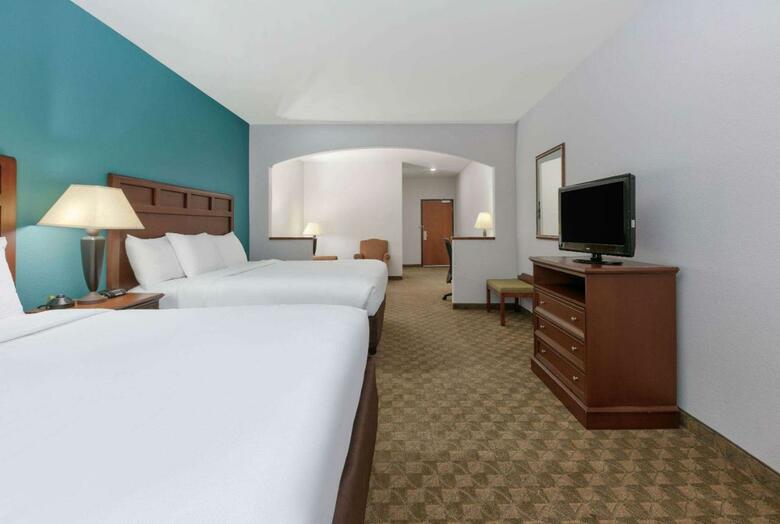 Hotel Comfort Inn & Suites Near Comanche Peak