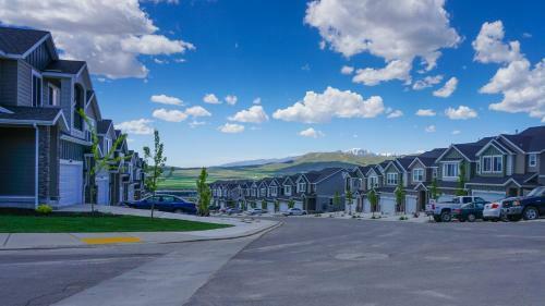 Cresthaven Apartments