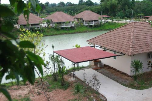 Hotel Pirom Lake And Resort