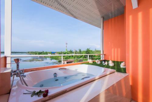Hotel Baan Talay See Cream Resort