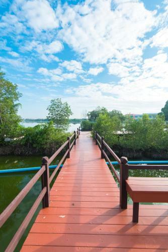Hotel Baan Talay See Cream Resort