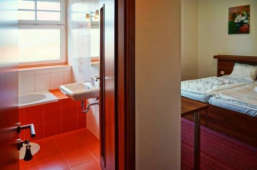 Hostal Restaurace A Penzion Zd?n� Bouda