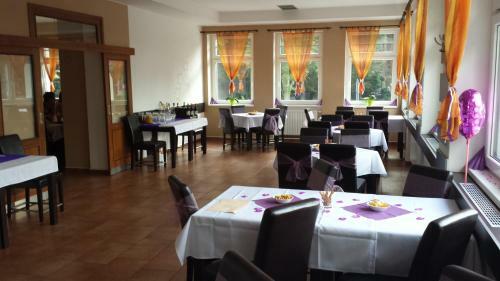 Hostal Restaurace A Penzion Zd?n� Bouda