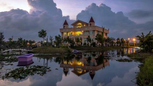 Love Lake Castle