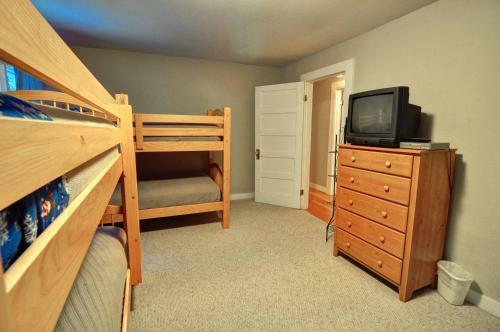 Rockin Rhody Retreat Five-bedroom Chalet