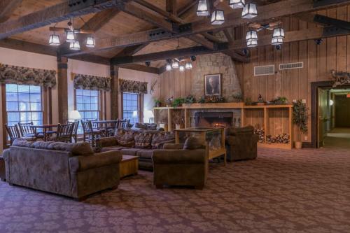 Hotel Abe Martin Lodge & Cabins