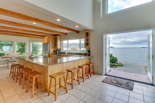 Camano Island Waterfront Modern Splendor
