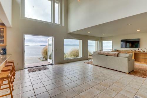 Camano Island Waterfront Modern Splendor