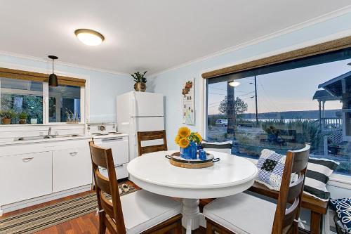 Beach And Boulevard Bungalow On Sundin Beach