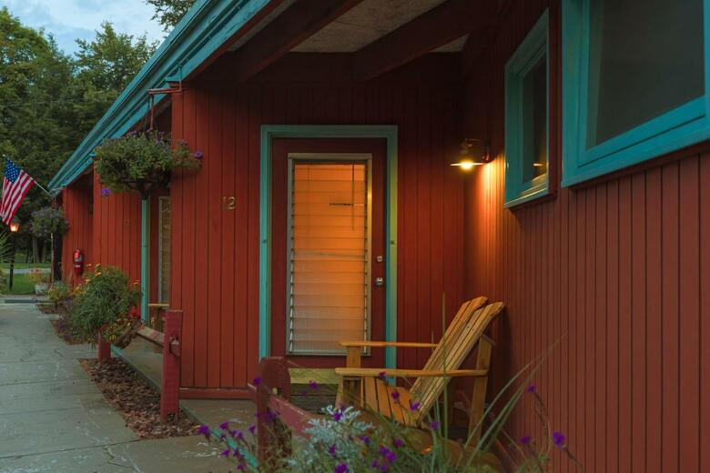 Motel Long Lake And Cottages Llc