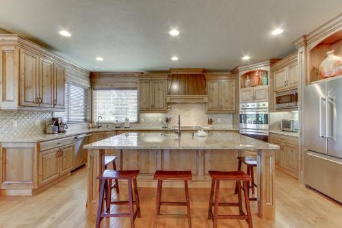 Sunriver Luxury Caldera Home With Golf Course Views