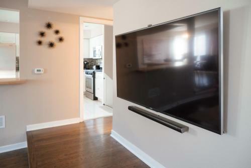 Beautiful Home! 25 Minutes To Downtown Chicago