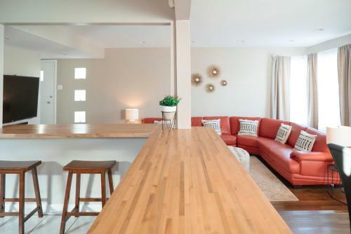 Beautiful Home! 25 Minutes To Downtown Chicago