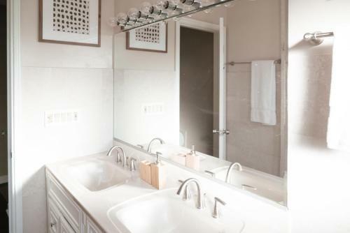 Beautiful Home! 25 Minutes To Downtown Chicago