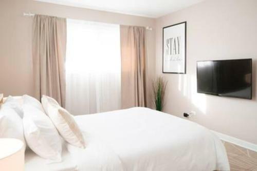 Beautiful Home! 25 Minutes To Downtown Chicago