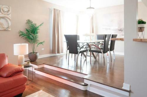 Beautiful Home! 25 Minutes To Downtown Chicago