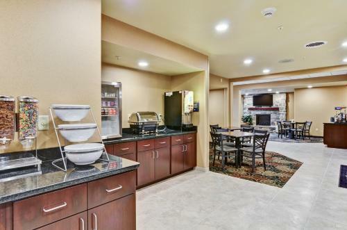 Hotel Cobblestone Inn & Suites - Ambridge