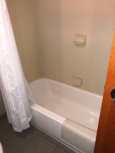 Hotel Countryview Inn & Suites