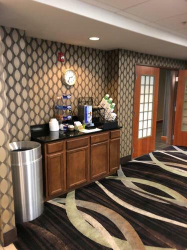 Hotel Countryview Inn & Suites