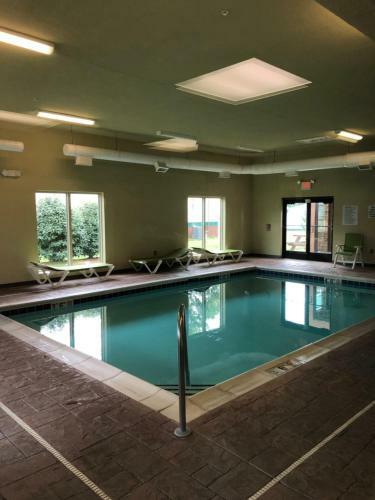 Hotel Countryview Inn & Suites