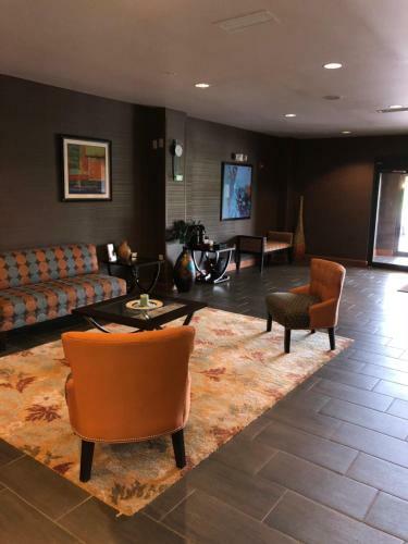 Hotel Countryview Inn & Suites