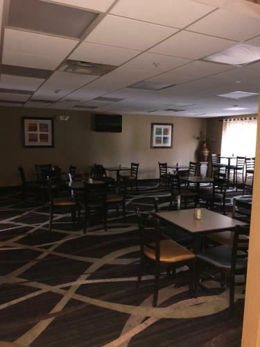 Hotel Countryview Inn & Suites