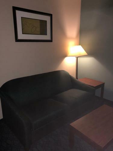 Hotel Countryview Inn & Suites