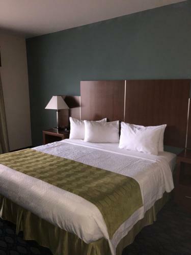 Hotel Countryview Inn & Suites