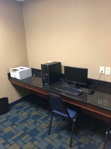 Hotel Countryview Inn & Suites