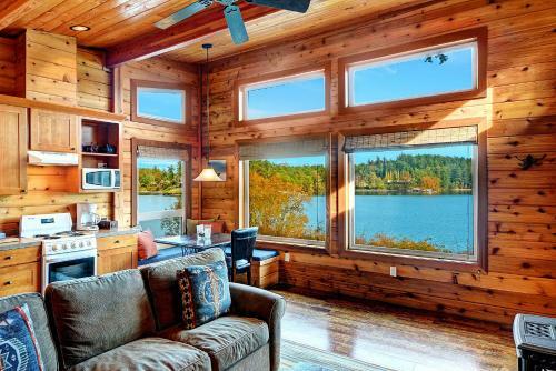 Hotel Snug Harbor Resort And Marina