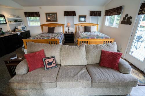 Bears Den B&B And Lodging