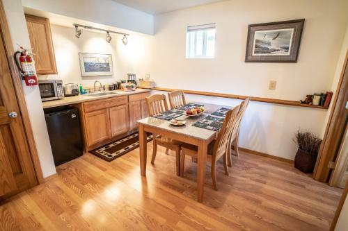Bears Den B&B And Lodging