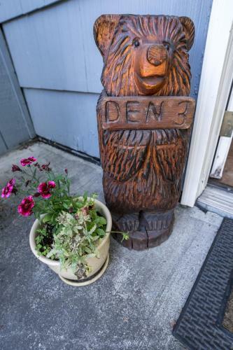 Bears Den B&B And Lodging