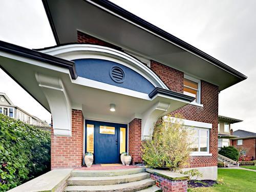 346 West Kinnear Place Home