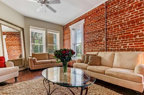 Jbh 115 W 2nd Apt #1