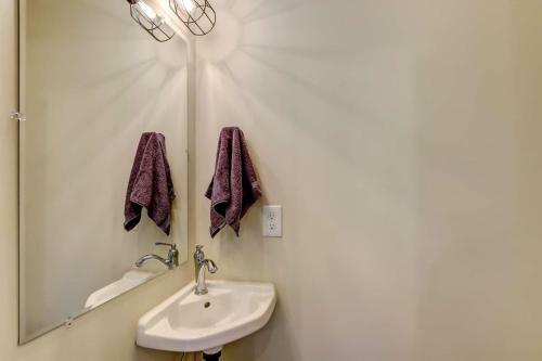 Jbh 115 W 2nd Apt #1