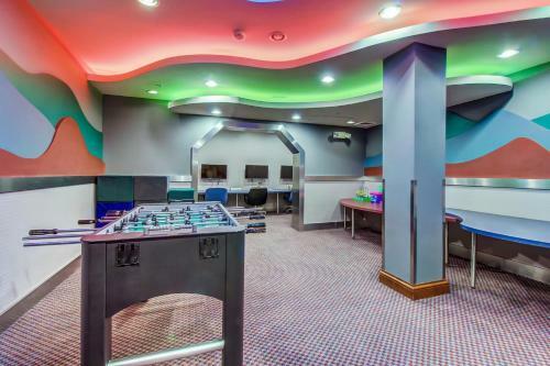 Eagle Springs East 101: Red-wing Suite