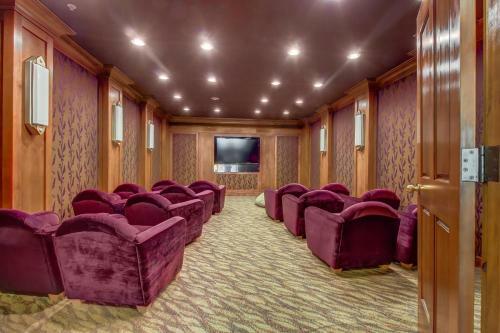 Eagle Springs East 101: Red-wing Suite