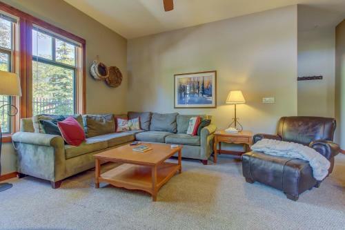 Eagle Springs East 101: Red-wing Suite