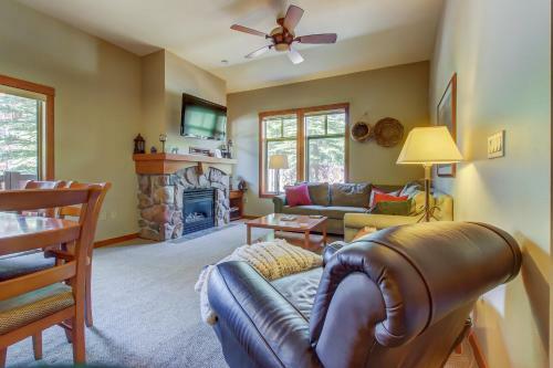 Eagle Springs East 101: Red-wing Suite