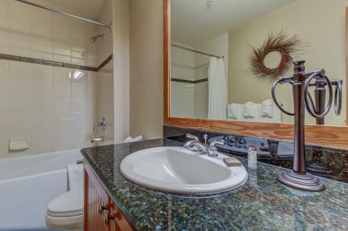 Eagle Springs East 101: Red-wing Suite