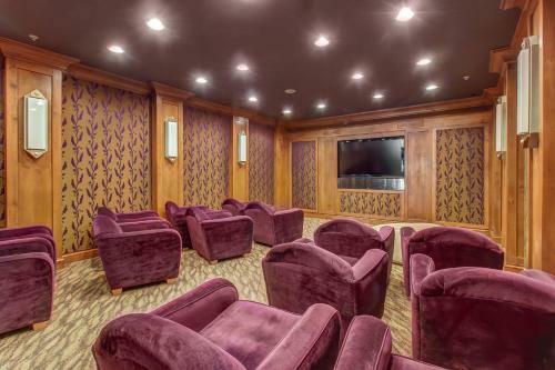 Eagle Springs East 101: Red-wing Suite