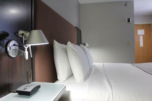 Motel Westbridge Inn & Suites