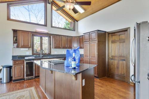 Villa Mystic Mountain W/ Log Cabin