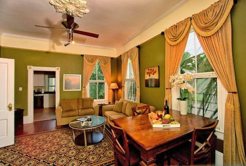 3 Bedroom Victorian Stunner On Forsyth Park