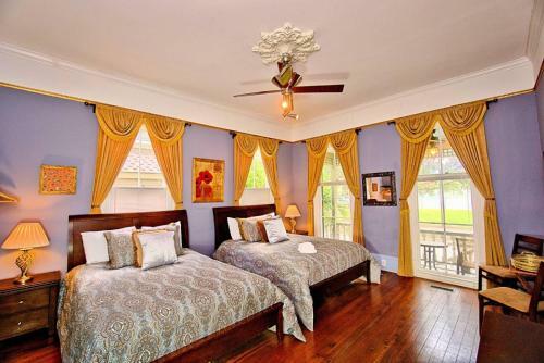 3 Bedroom Victorian Stunner On Forsyth Park