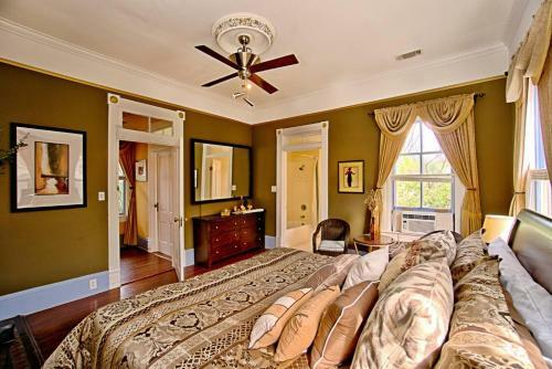 3 Bedroom Victorian Stunner On Forsyth Park