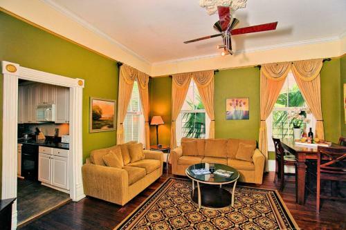 3 Bedroom Victorian Stunner On Forsyth Park