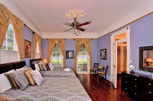 3 Bedroom Victorian Stunner On Forsyth Park