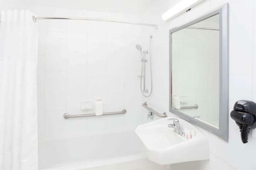 Hotel Ramada Plaza By Wyndham Chicago North Shore